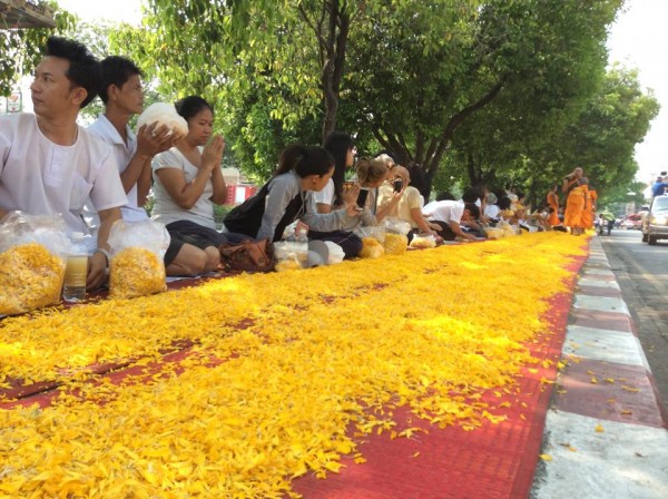 500 Dhutanga monks come to offer reverence to the Buddha's relics