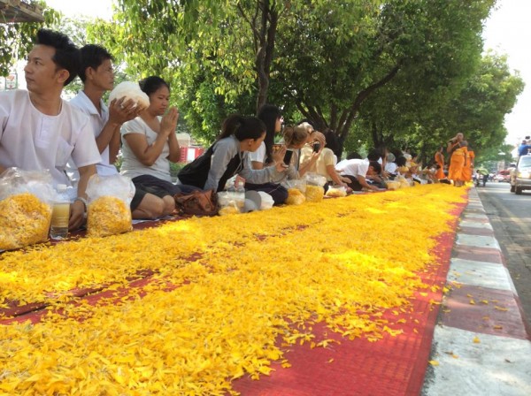 500 Dhutanga monks come to offer reverence to the Buddha's relics 