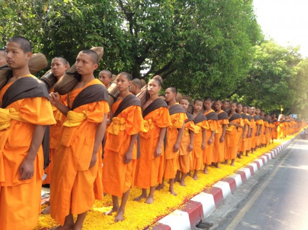 500 Dhutanga monks come to offer reverence to the Buddha's relics 